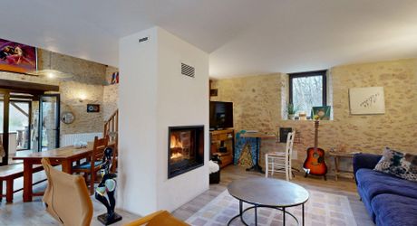 Il était une fois…un domaine secret en Périgord Noir Avec une maison principale, 2 chambres d’hôtes et 2 gîtes, proche des commodités.