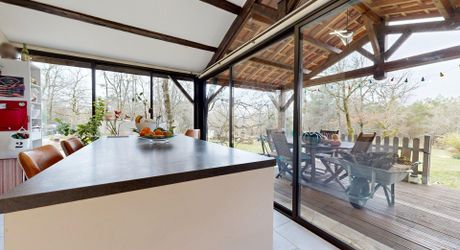 Il était une fois…un domaine secret en Périgord Noir Avec une maison principale, 2 chambres d’hôtes et 2 gîtes, proche des commodités.