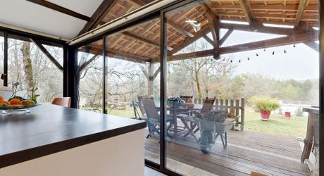 Il était une fois…un domaine secret en Périgord Noir Avec une maison principale, 2 chambres d’hôtes et 2 gîtes, proche des commodités.