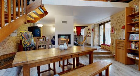 Il était une fois…un domaine secret en Périgord Noir Avec une maison principale, 2 chambres d’hôtes et 2 gîtes, proche des commodités.