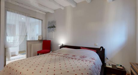 Il était une fois…un domaine secret en Périgord Noir Avec une maison principale, 2 chambres d’hôtes et 2 gîtes, proche des commodités.