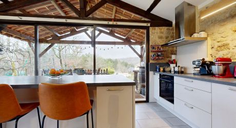 Il était une fois…un domaine secret en Périgord Noir Avec une maison principale, 2 chambres d’hôtes et 2 gîtes, proche des commodités.