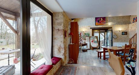 Il était une fois…un domaine secret en Périgord Noir Avec une maison principale, 2 chambres d’hôtes et 2 gîtes, proche des commodités.