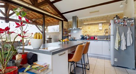 Il était une fois…un domaine secret en Périgord Noir Avec une maison principale, 2 chambres d’hôtes et 2 gîtes, proche des commodités.