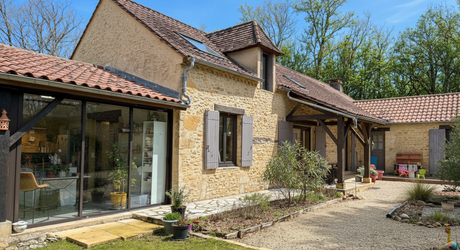 Il était une fois…un domaine secret en Périgord Noir Avec une maison principale, 2 chambres d’hôtes et 2 gîtes, proche des commodités.