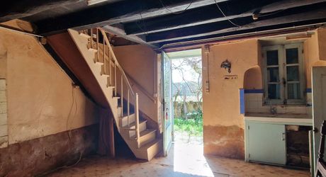 Petit corps de ferme à restaurer sur plus de 3 ha de terrain.