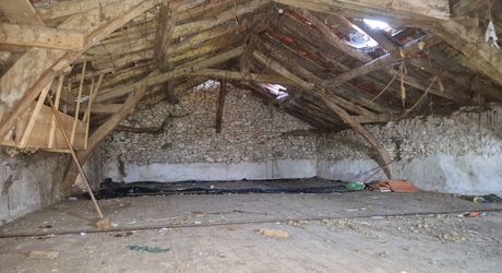 Petit corps de ferme à restaurer sur plus de 3 ha de terrain.