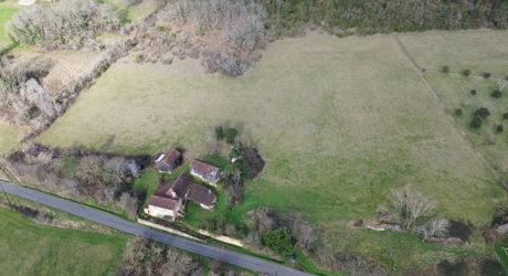 Petit corps de ferme à restaurer sur plus de 3 ha de terrain.