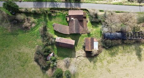 Petit corps de ferme à restaurer sur plus de 3 ha de terrain.