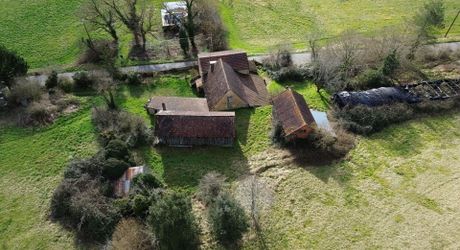 Petit corps de ferme à restaurer sur plus de 3 ha de terrain.