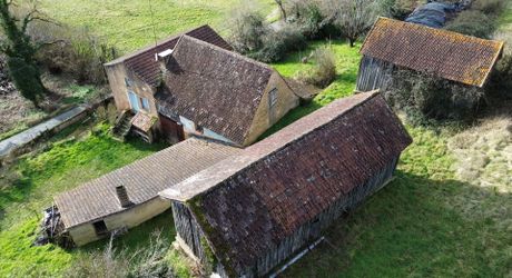 Petit corps de ferme à restaurer sur plus de 3 ha de terrain.