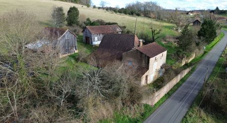Petit corps de ferme à restaurer sur plus de 3 ha de terrain.