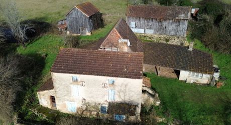 Petit corps de ferme à restaurer sur plus de 3 ha de terrain.