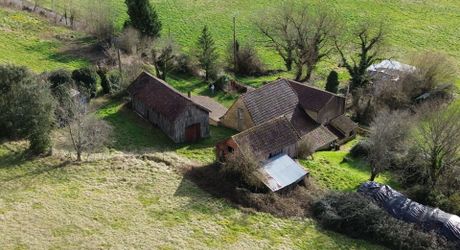 Petit corps de ferme à restaurer sur plus de 3 ha de terrain.