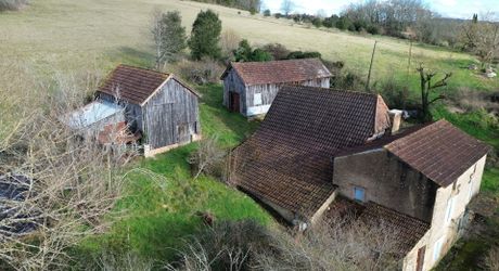 Petit corps de ferme à restaurer sur plus de 3 ha de terrain.