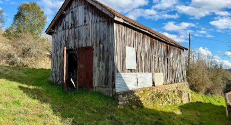Petit corps de ferme à restaurer sur plus de 3 ha de terrain.