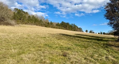 Petit corps de ferme à restaurer sur plus de 3 ha de terrain.