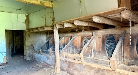 Petit corps de ferme à restaurer sur plus de 3 ha de terrain.