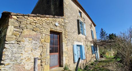 Petit corps de ferme à restaurer sur plus de 3 ha de terrain.