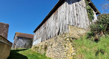 Petit corps de ferme à restaurer sur plus de 3 ha de terrain.