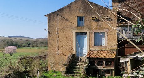 Petit corps de ferme à restaurer sur plus de 3 ha de terrain.