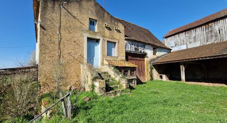 Petit corps de ferme à restaurer sur plus de 3 ha de terrain.