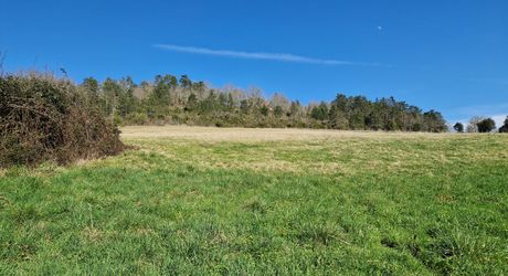 Petit corps de ferme à restaurer sur plus de 3 ha de terrain.