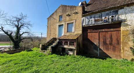 Petit corps de ferme à restaurer sur plus de 3 ha de terrain.