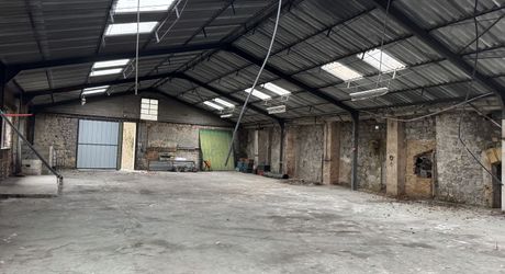 Hangar de plus de 330 m2 idéal pour une activité professionnelle