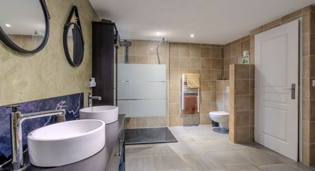 Maison en pierres rénovée 118 m2 avec jardinet, proche des commerces et du Marché du Bugue