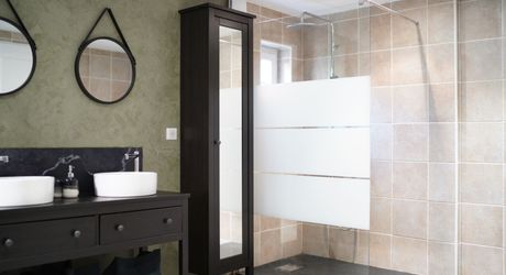 Maison en pierres rénovée 118 m2 avec jardinet, proche des commerces et du Marché du Bugue