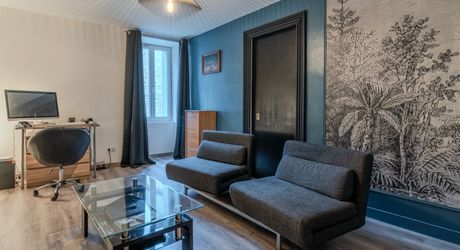 Maison en pierres rénovée 118 m2 avec jardinet, proche des commerces et du Marché du Bugue