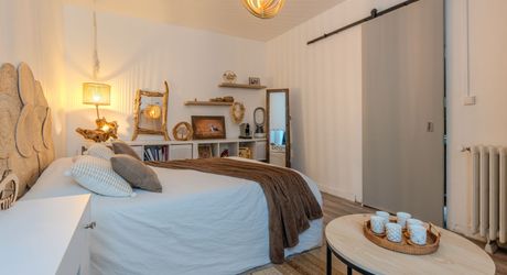 Maison en pierres rénovée 118 m2 avec jardinet, proche des commerces et du Marché du Bugue