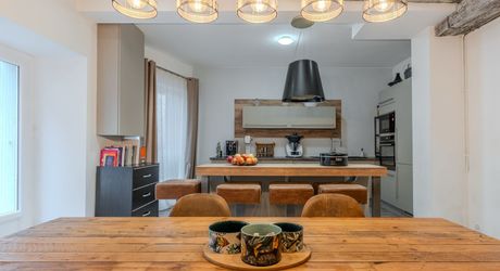 Maison en pierres rénovée 118 m2 avec jardinet, proche des commerces et du Marché du Bugue