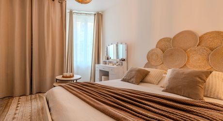 Maison en pierres rénovée 118 m2 avec jardinet, proche des commerces et du Marché du Bugue