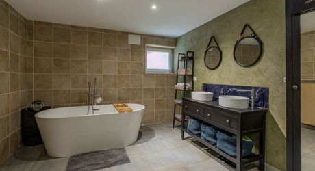 Maison en pierres rénovée 118 m2 avec jardinet, proche des commerces et du Marché du Bugue