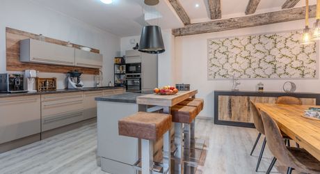 Maison en pierres rénovée 118 m2 avec jardinet, proche des commerces et du Marché du Bugue