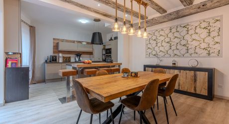 Maison en pierres rénovée 118 m2 avec jardinet, proche des commerces et du Marché du Bugue