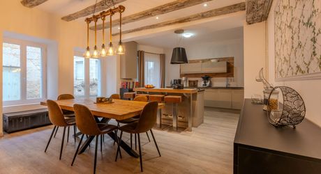 Maison en pierres rénovée 118 m2 avec jardinet, proche des commerces et du Marché du Bugue