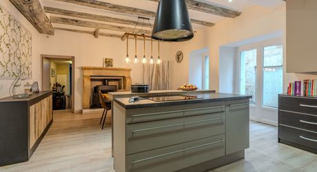 Maison en pierres rénovée 118 m2 avec jardinet, proche des commerces et du Marché du Bugue