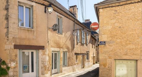 Renovated stone house, 123 m², with small garden, close to shops and Le Bugue market