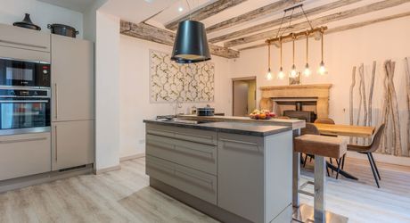 Maison en pierres rénovée 118 m2 avec jardinet, proche des commerces et du Marché du Bugue