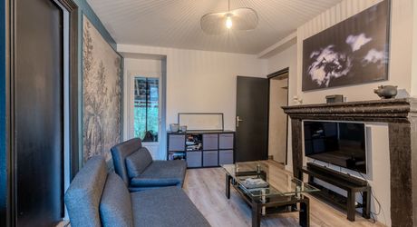 Maison en pierres rénovée 118 m2 avec jardinet, proche des commerces et du Marché du Bugue