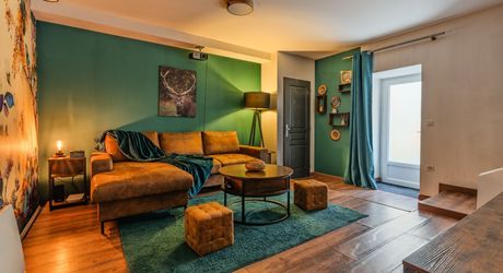 Maison en pierres rénovée 118 m2 avec jardinet, proche des commerces et du Marché du Bugue