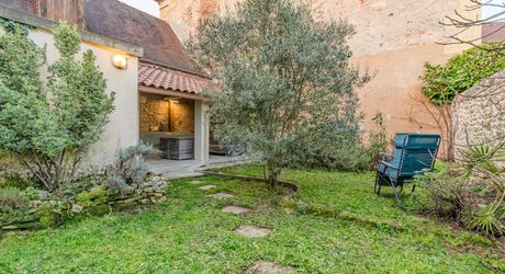 Maison en pierres rénovée 118 m2 avec jardinet, proche des commerces et du Marché du Bugue