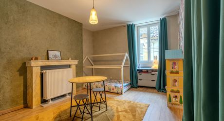 Maison en pierres rénovée 118 m2 avec jardinet, proche des commerces et du Marché du Bugue