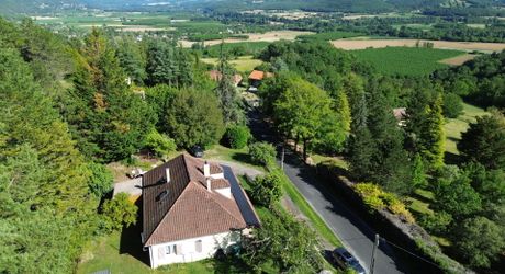 Maison de caractère : le calme de la campagne à 5 minutes des commodités.