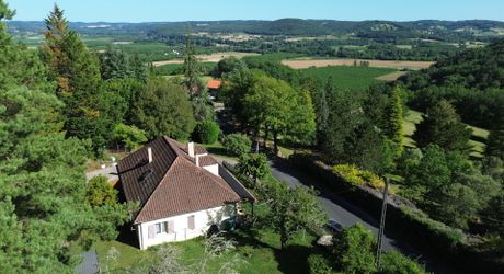 Maison de caractère : le calme de la campagne à 5 minutes des commodités.