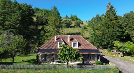 Maison de caractère : le calme de la campagne à 5 minutes des commodités.