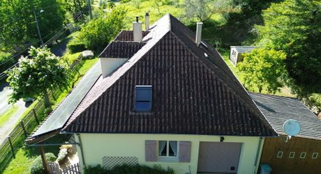 Maison de caractère : le calme de la campagne à 5 minutes des commodités.